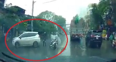 Tai xe oto tan cong nguoi lai xe may sau va cham giao thong hinh anh