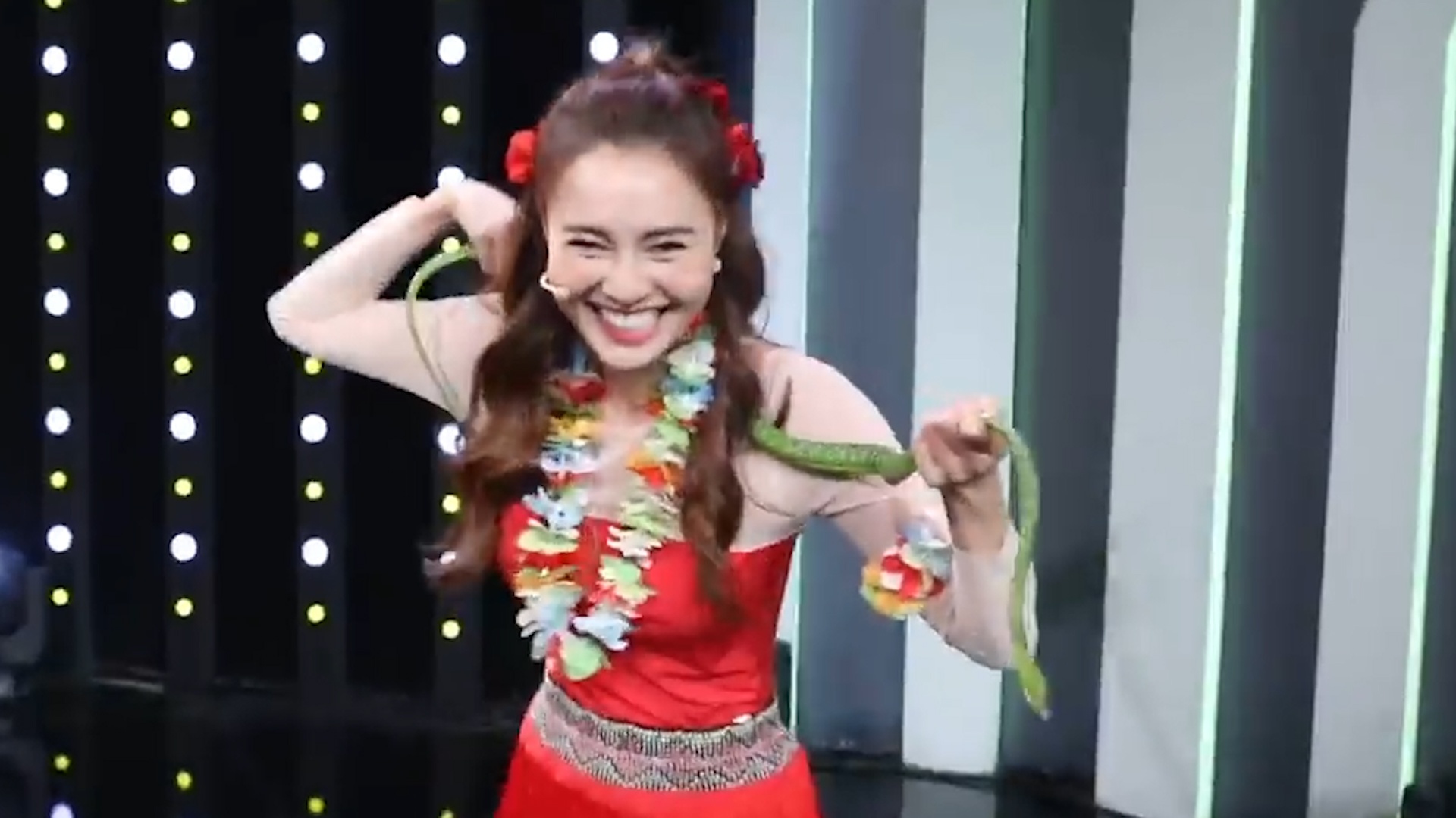 Ninh Duong Lan Ngoc quan 'con ran' quanh co hinh anh