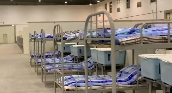 Ben trong benh vien da chien dieu tri benh nhan nhiem virus corona hinh anh