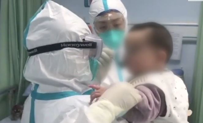 Em be 6 thang tuoi nhiem virus corona duoc cham soc nhu the nao? hinh anh