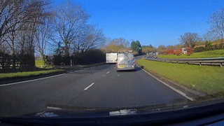 Chao ve tinh roi xuong duong suyt gay tai nan cho oto hinh anh