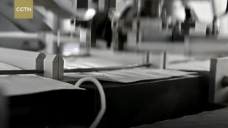 Nha may san xuat quan ao chuyen sang san xuat khau trang hinh anh