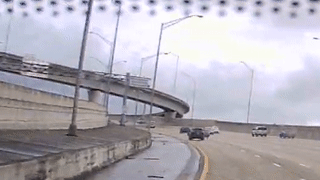 Oto chay toc do cao mat lai dam vao dai phan cach hinh anh