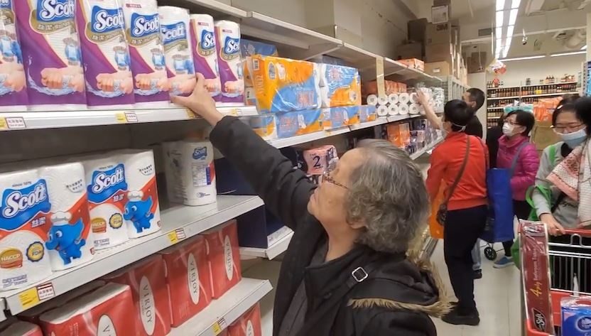 Nguoi dan Hong Kong do xo mua giay ve sinh trong mua dich benh hinh anh