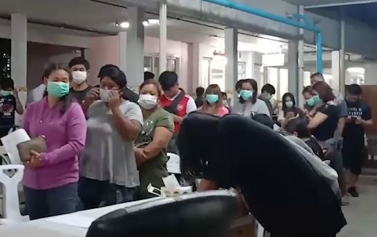 Nguoi dan do xo di hien mau cuu nan nhan vu xa sung tham khoc Thai Lan hinh anh