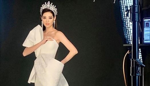 Khanh Van catwalk tren doi giay cao 40 cm hinh anh