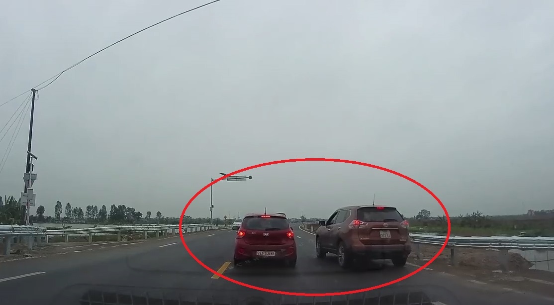 Hai oto do xe giua duong 'tam su' o Hai Duong hinh anh