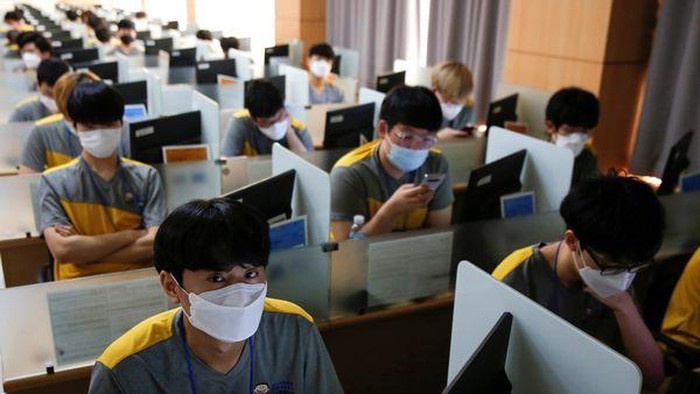 Nguoi dan Trung Quoc tro lai lam viec giua dai dich corona hinh anh