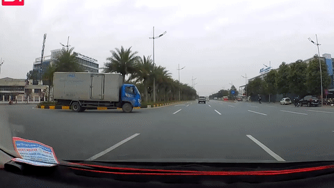 Xe tai nhap lan au suyt bi oto dam trung hinh anh