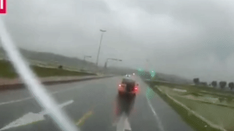 Oto khong kip dung den do, lao xuong ruong roi lat nghieng hinh anh