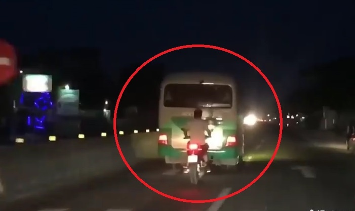 Nam thanh nien dau tran lai xe may lieu linh bam duoi xe khach hinh anh