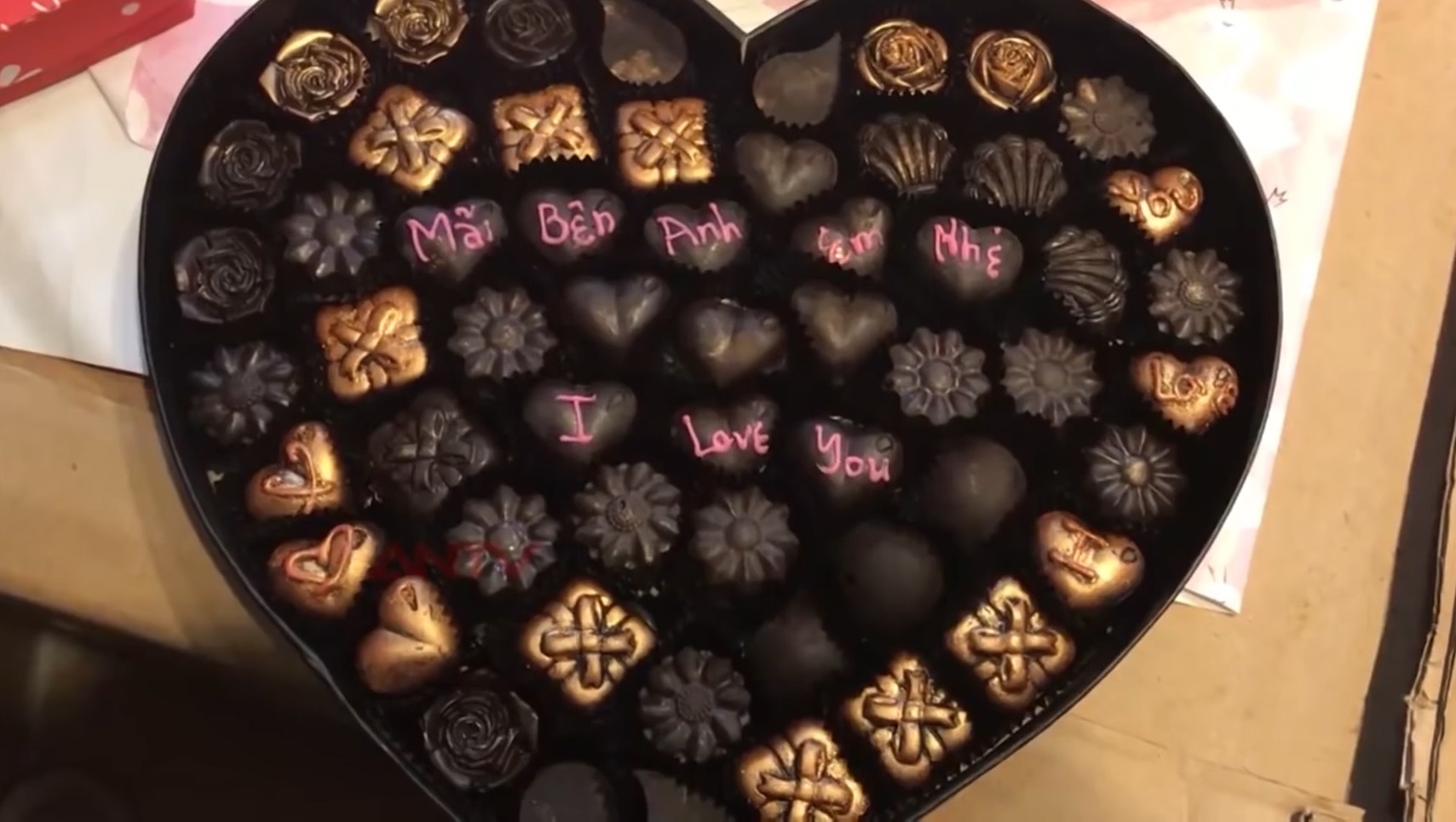 Hop chocolate ban gia 3.500 dong/vien hinh anh