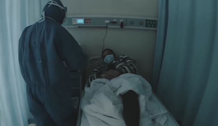 Bac si xuoc mat, phat ban toan than trong khu cach ly dac biet Vu Han hinh anh