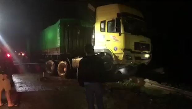 Giai cuu container nam chan ngang duong sat trong dem o Nghe An hinh anh