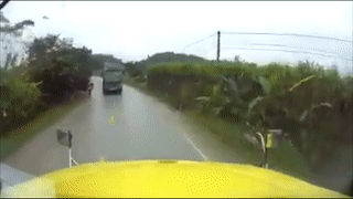 Xe tai om cua toc do cao, vang duoi vao container hinh anh