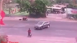 Xe may chay toc do cao dam vao oto dang sang duong hinh anh