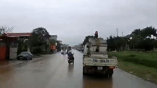 Xe may lao ra duong bat can, tat dau xe tai suyt gay tai nan hinh anh