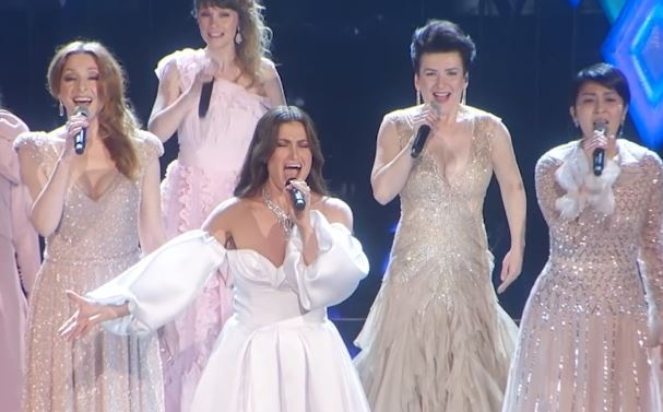 'Into The Unknown' phien ban da ngon ngu voi 10 Elsa hinh anh