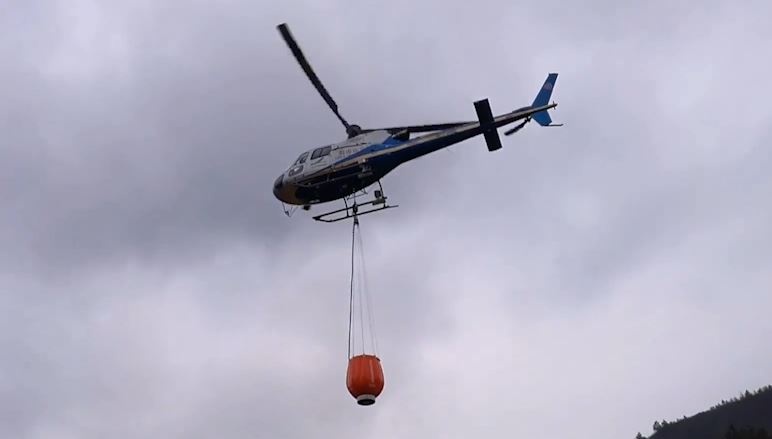 Truc thang phun thuoc khu trung trong mua dich benh hinh anh