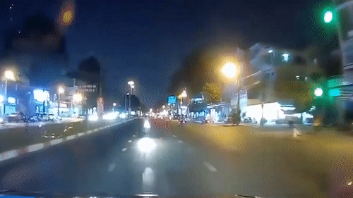 Xe may chay nguoc chieu dam thang vao dau oto hinh anh