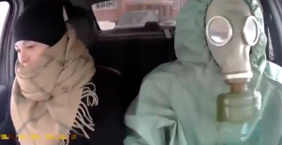 Tai xe taxi mac do bao ho, deo mat na phong doc khi cho khach hinh anh