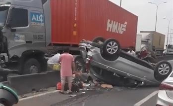 Container dam oto lat ngua tren cau vuot hinh anh