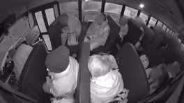 Xe buyt bi lat nghieng vi va cham voi oto hinh anh