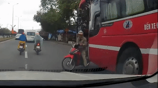 Tai xe xe may gap nan khi co gang tat dau xe khach hinh anh