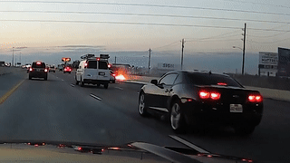 Xe tai lat nghieng va truot dai tren duong cao toc hinh anh