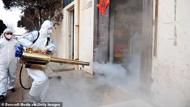 Xe bon, drone phun thuoc khu trung khap noi o TQ chong virus corona hinh anh