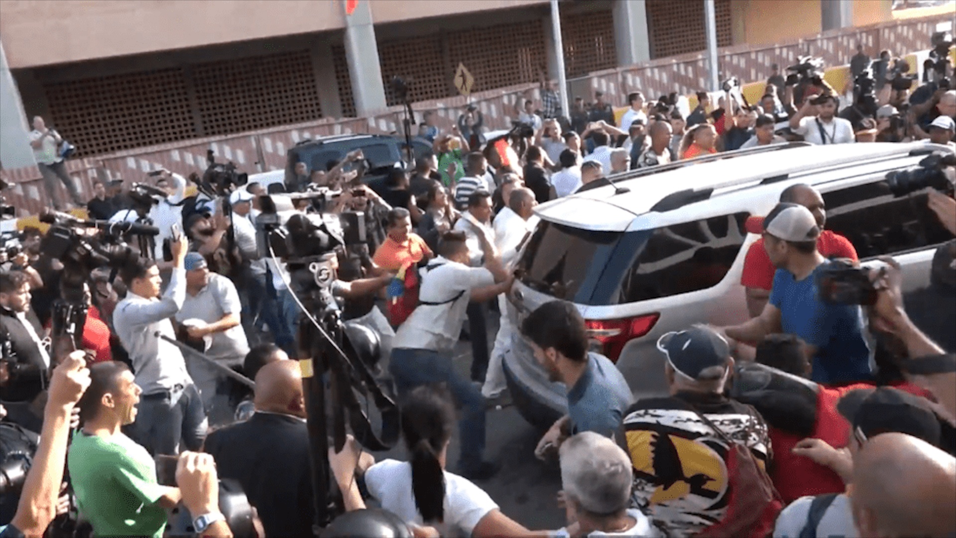 Bieu tinh bung phat khi thu linh phe doi lap Juan Guaido ve nuoc hinh anh