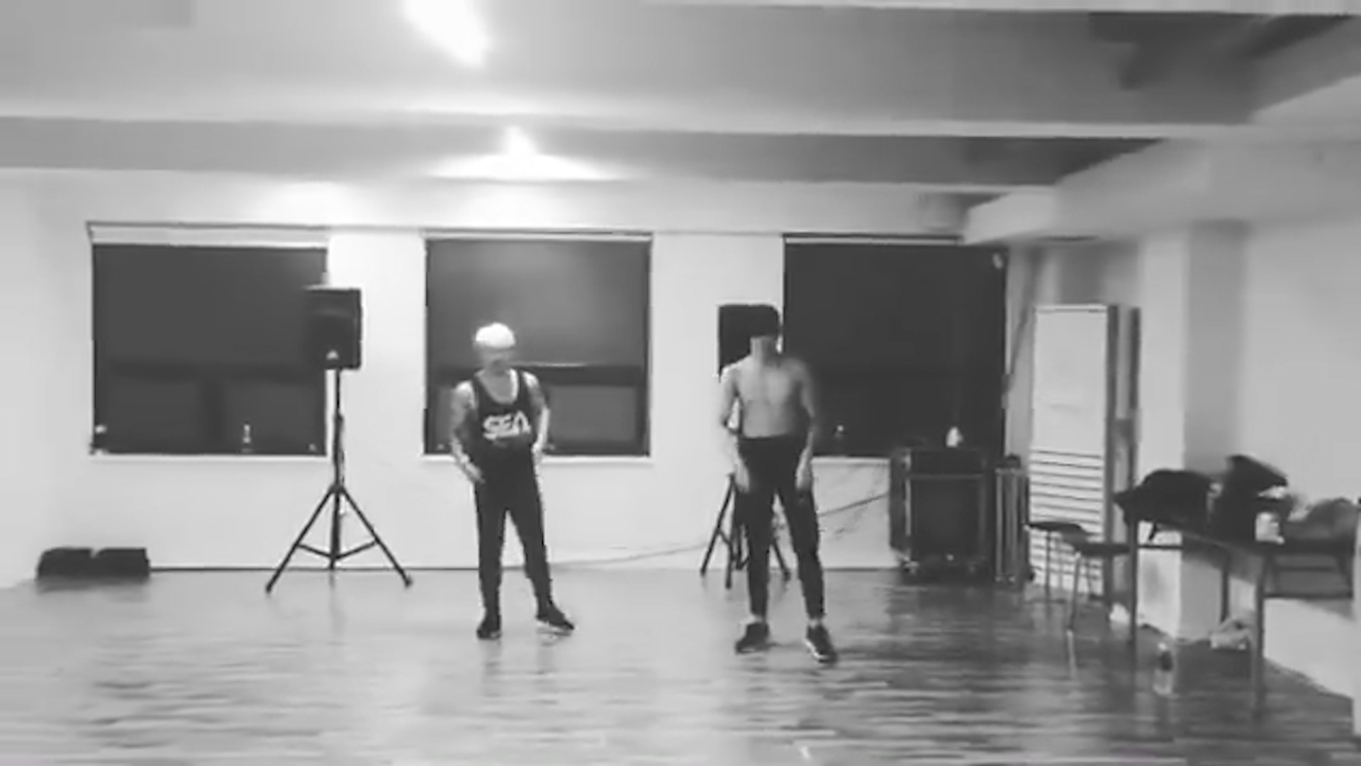 Kai (EXO) khoe than hinh ran chac trong phong tap hinh anh