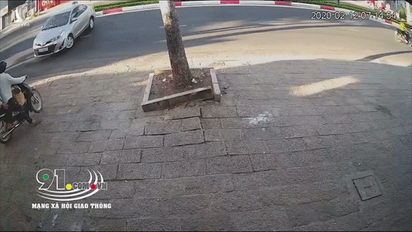 Tai xe oto dap nham chan ga khi lui khien 4 nguoi bi thuong hinh anh