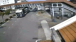 Xe cau keo hong cau vuot vi chieu cao qua quy dinh hinh anh