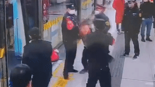 Nguoi dan ong khong deo khau trang danh canh sat vi khong duoc len tau hinh anh