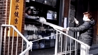 Cua hang thuc pham giao do an bang mang truot trong mua dich hinh anh