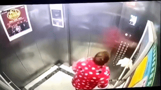 Nguoi phu nu Trung Quoc nho nuoc bot vao nut bam thang may hinh anh