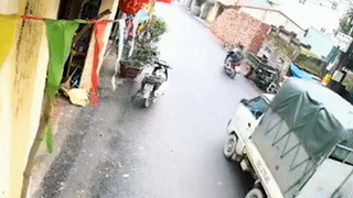 Hoc sinh dau tran di xe may tat dau xe tai, may man thoat nan hinh anh