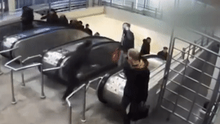 Ten cuop giat dien thoai roi dap nan nhan xuong thang cuon hinh anh