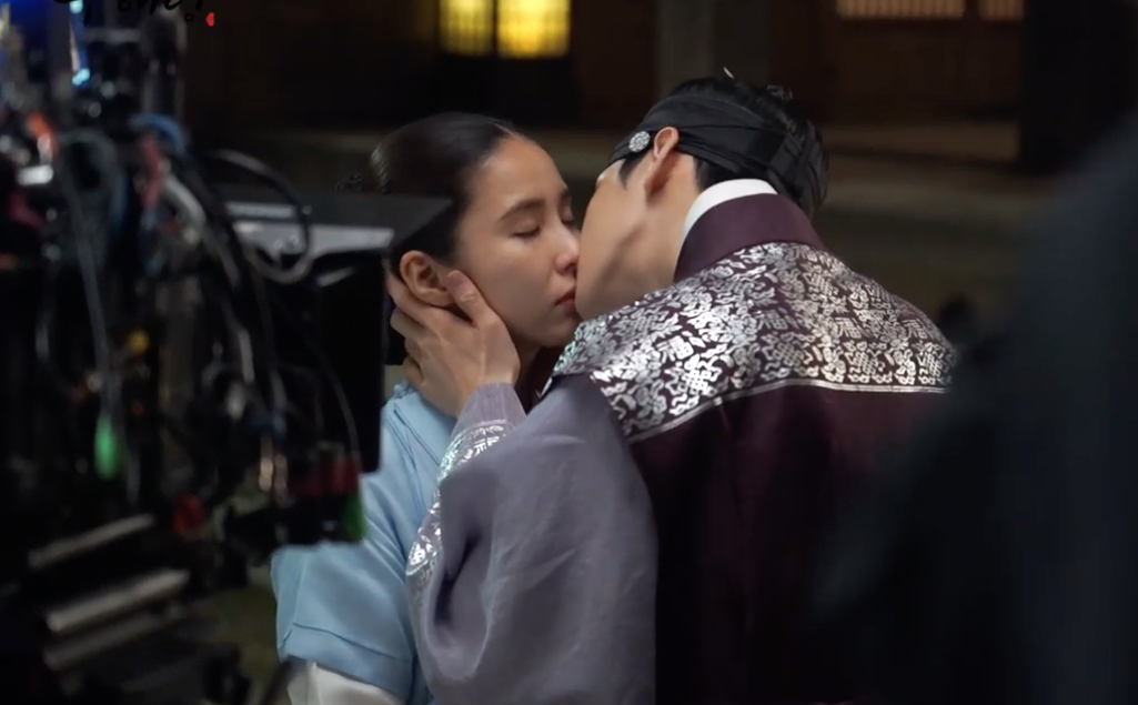 Hau truong canh hon trong 'Nha su hoc Goo Hae Ryung' hinh anh