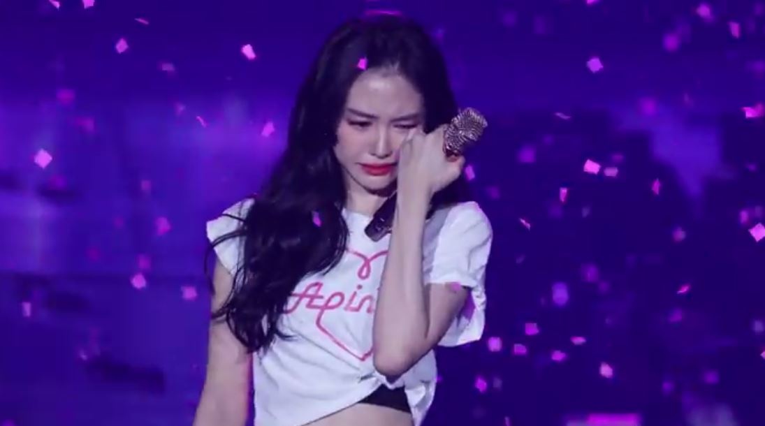 Son Naeun (Apink) khoc nuc no tren san khau hinh anh