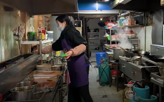 Nha hang o Vu Han co gang tu cuu minh trong dich virus corona hinh anh