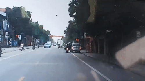 Oto gay tai nan cho xe may vi mo cua khong quan sat hinh anh