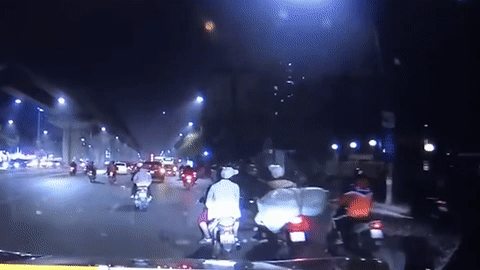 Xe may cho hang cong kenh va vao xe khac gay tai nan hinh anh