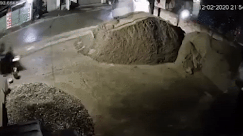 Xe may mat kiem soat lao vao dong cat ven duong hinh anh