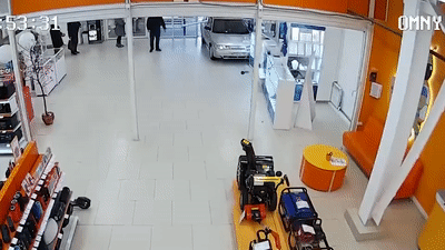 Tai xe khoi dong xe tu xa khien oto lao vao cua hang hinh anh