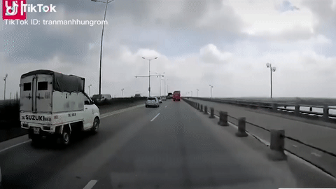 Xe tai vuot au tat gay guong chieu hau oto roi bo chay hinh anh