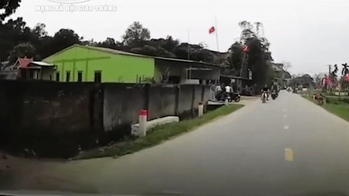 Hai thanh nien dau tran di xe may lao xuong muong sau khi va vao oto hinh anh