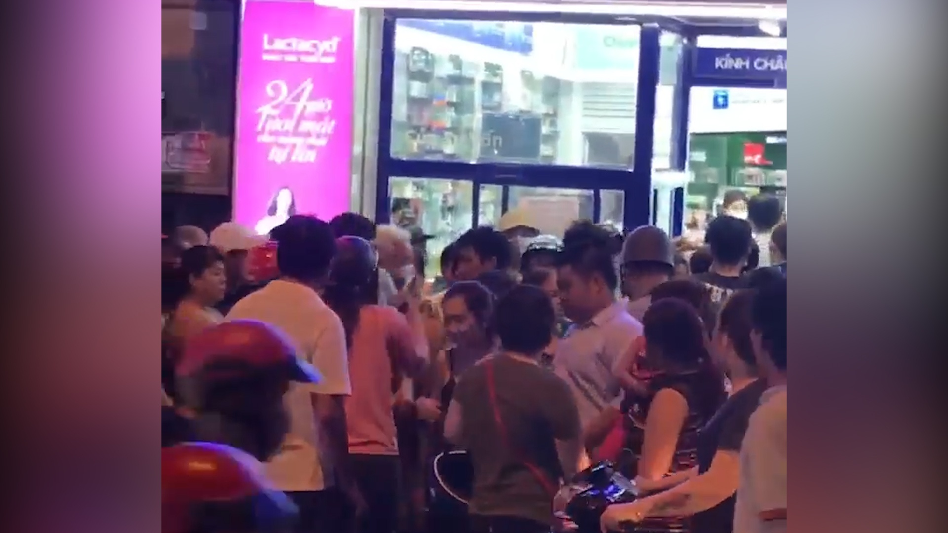 Dam dong chen lan tranh gianh khau trang truoc nha thuoc o TP.HCM hinh anh