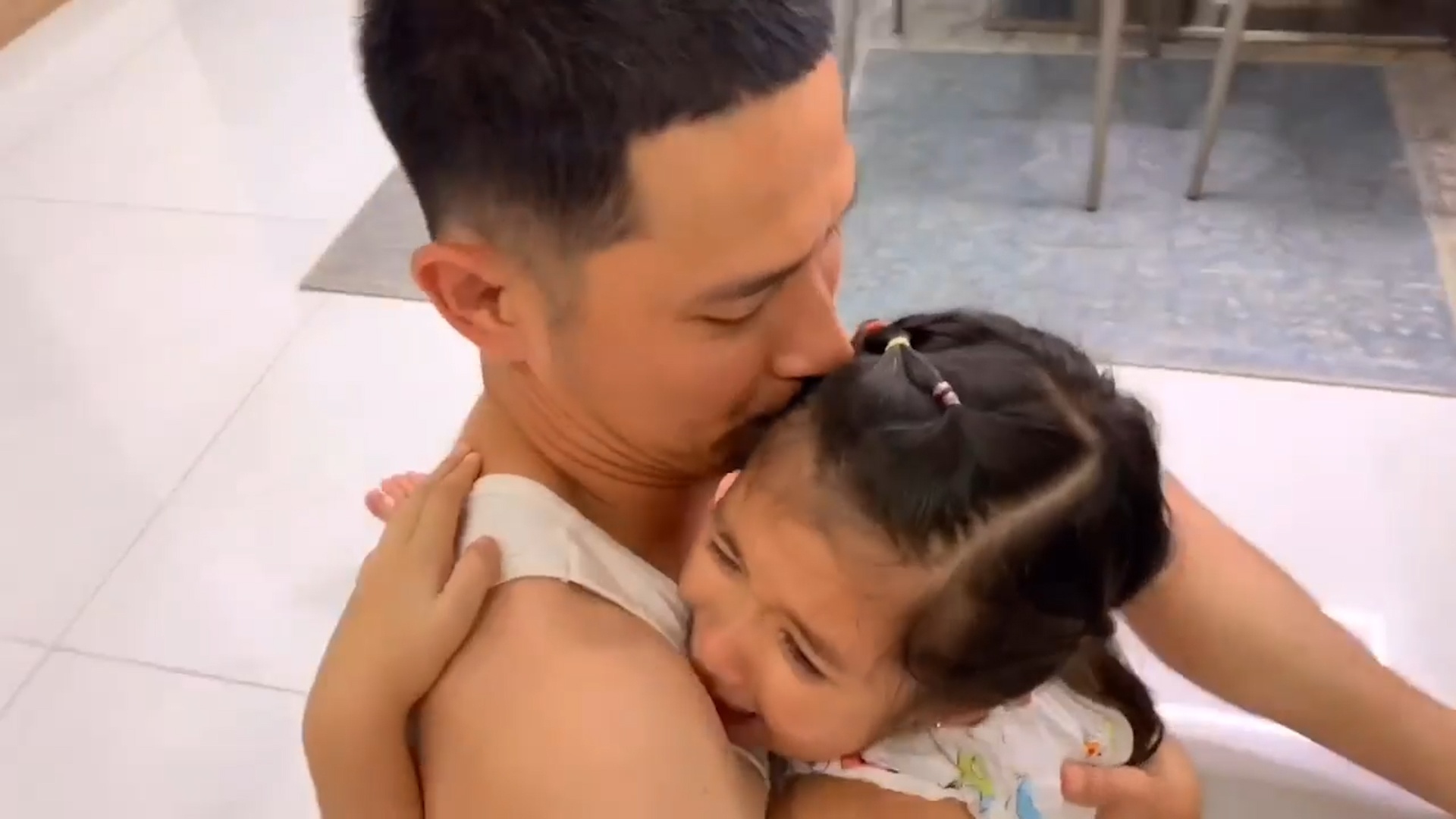 Con gai 'khoc nhu mua' khi Huy Khanh tro ve tu Sao nhap ngu hinh anh